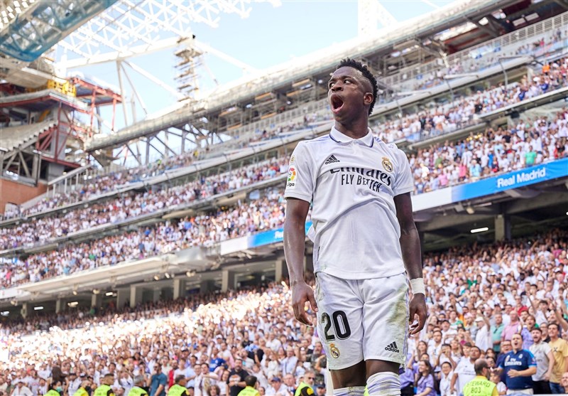 دلجویی وینیسیوس از هوادار رئال مادرید با اهدای پیراهنی جدید 1 وینیسیوس