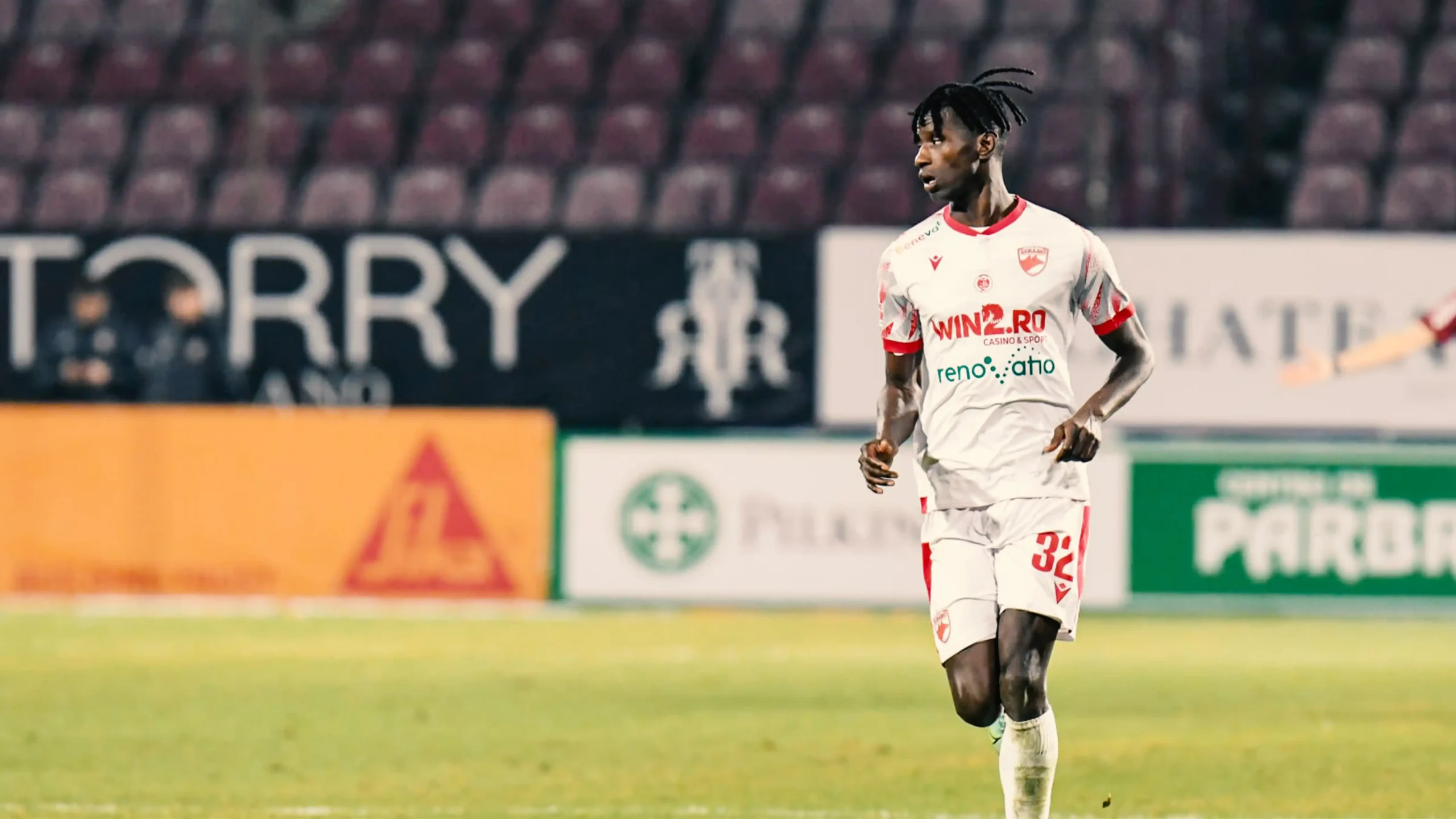 اتفاقی عجیب برای بازیکن سابق بارسا؛ به جای من بازی کن! 1 Barcelona 2 scaled