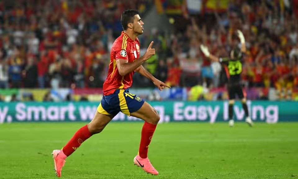 اسپانیا تخت گاز به سمت قهرمانی؛ رونمایی از بُعد جدید لاروخا 1 Spain3